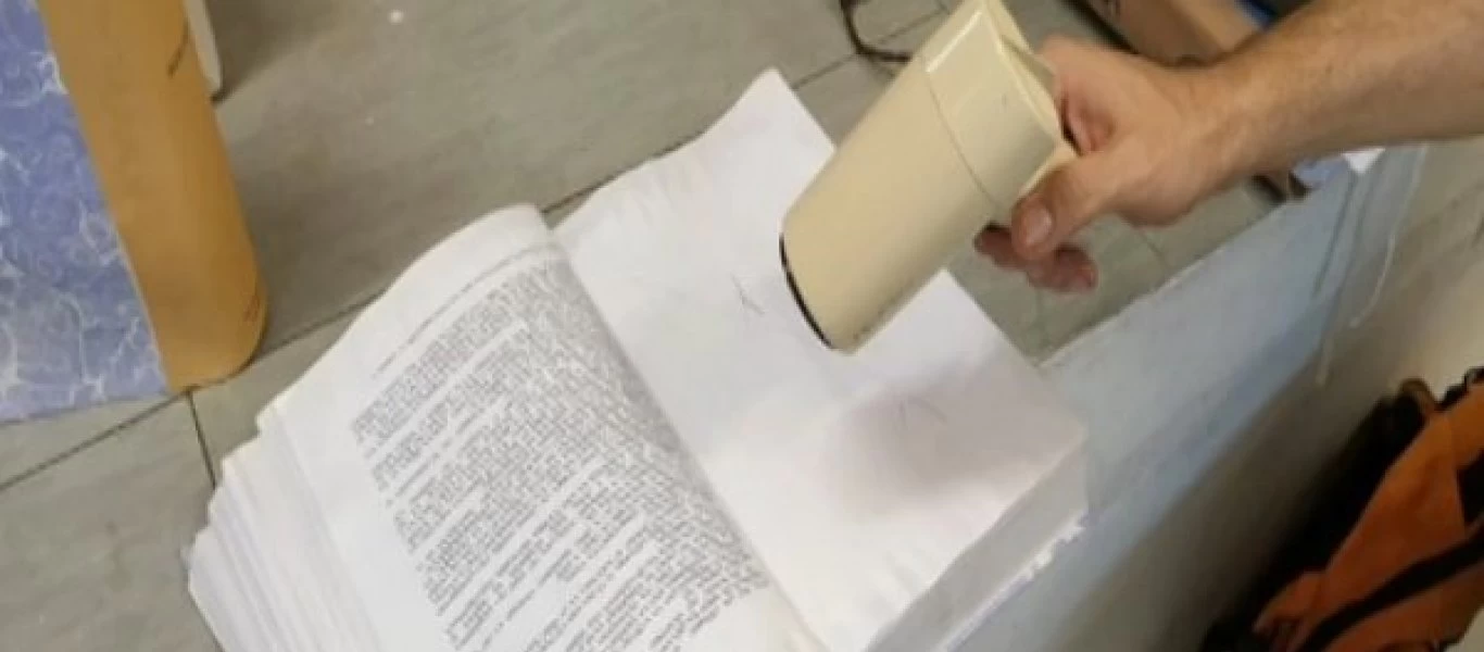 Πρωτοφανές: Πλημμύρισε το Πρωτοδικείο Αθηνών και στεγνώνουν τις δικογραφίες με πιστολάκι (βίντεο)